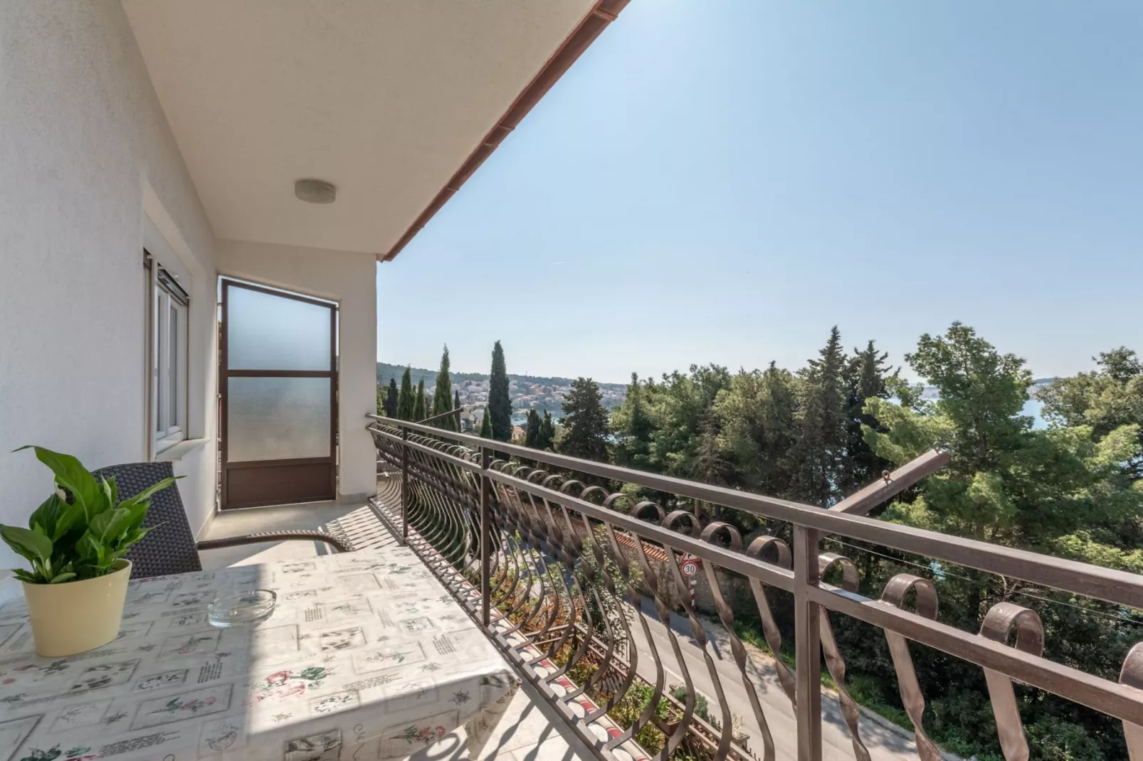 Charming Trogir Apartments with Balcony - One Bedroom Apartment with Balcony - Terrasbalkon