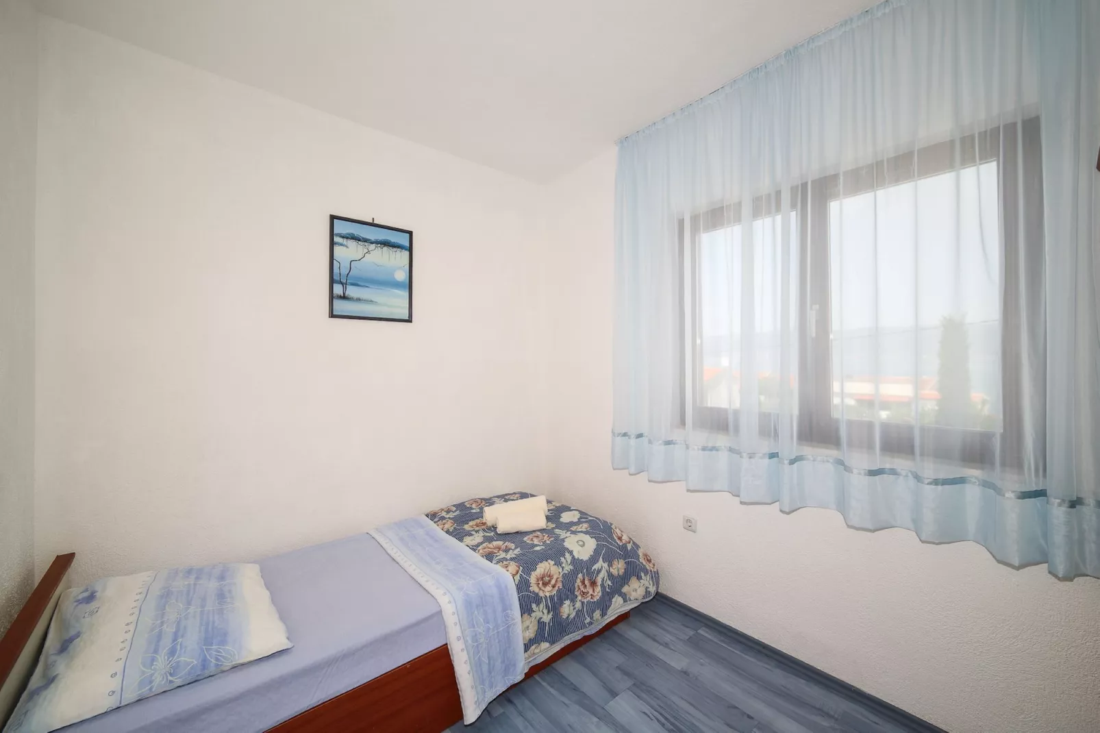 Cozy Beachfront Holiday Home Slatine - Five Bedroom Holiday Home with Terrace and Sea View - Slaapkamer