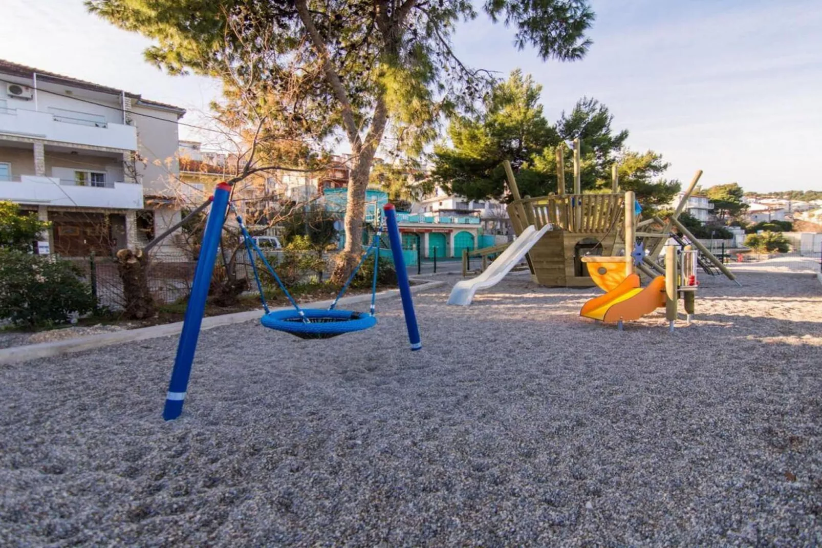 Mastrinka Bright Apartment with Free Parking and Modern Amenities - Two Bedroom Apartment - Buitenlucht