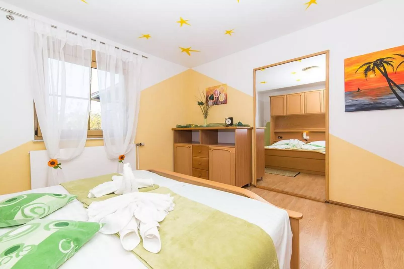 Spacious Holiday Home with Pool and Hot Tub in Kastel Stari - Four Bedroom Holiday Home with Pool - Slaapkamer
