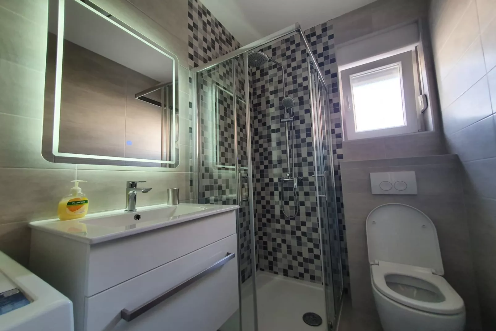 Kastel Novi Elegant and Stylish Apartment with Terrace and Patio - Two Bedroom Apartment with Terrace - Badkamer