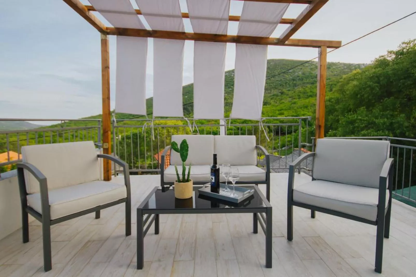 Tranquil Getaway Villa Prapatnica with Pool and Garden - Three  Bedroom Villa with Pool - Terrasbalkon