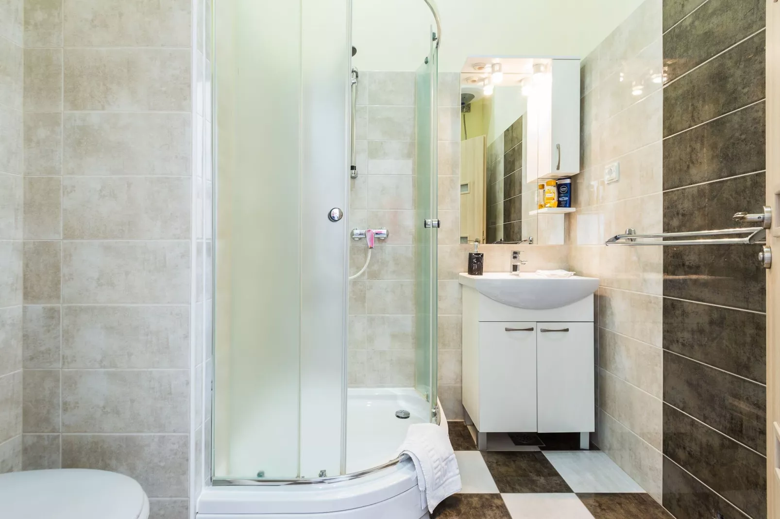 Charming and Historic Old Town Apartments - Studio Apartment - Badkamer