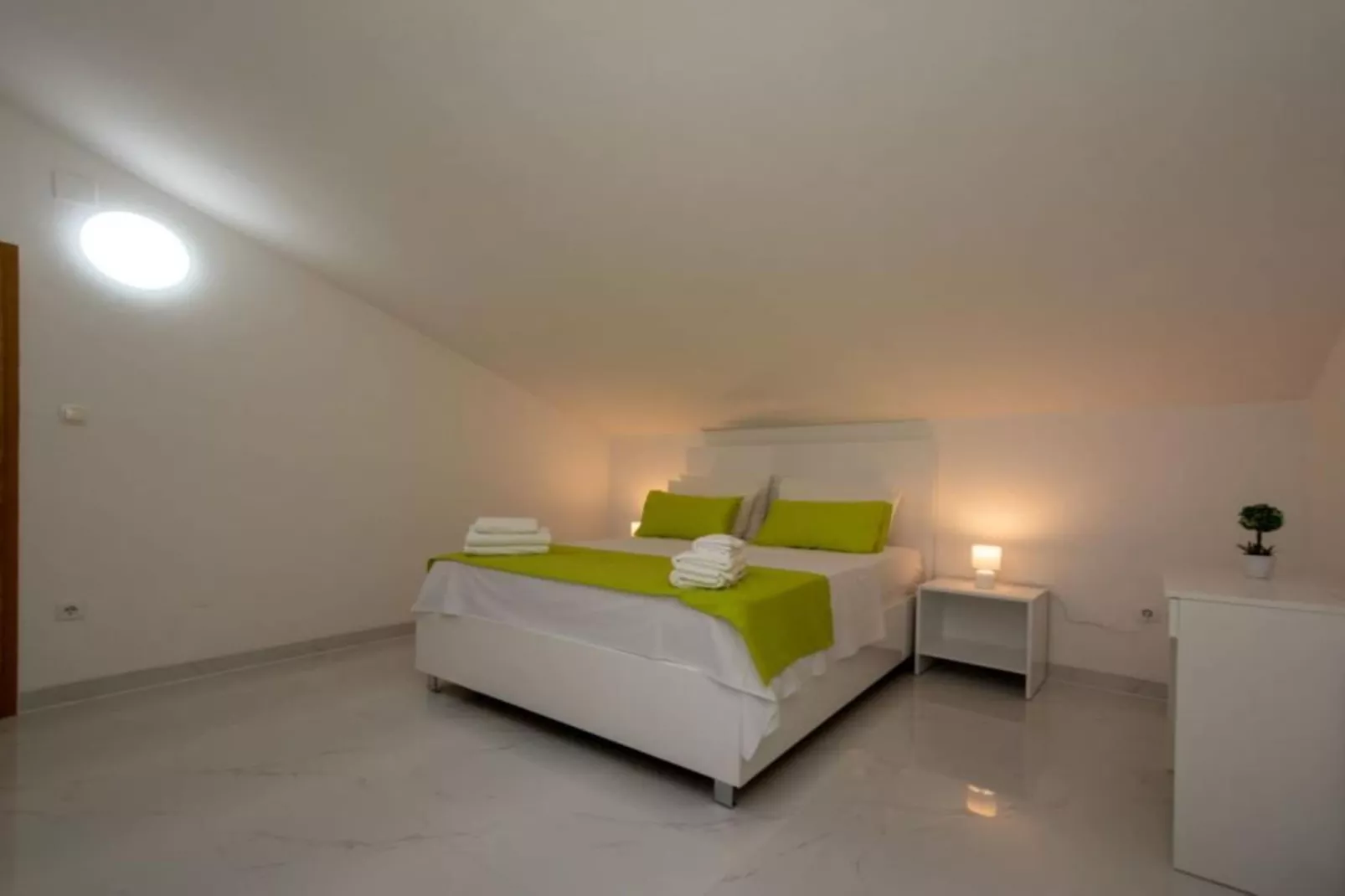Villa Tomi- Classic Double Room With Sea View (9) - Slaapkamer