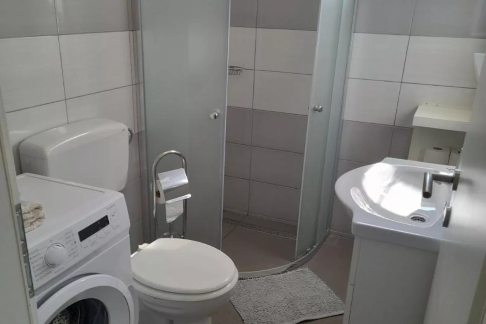Peaceful Apartments Harfa-One Bedroom Apartment with Balcony and Partial Sea View 1 - Badkamer