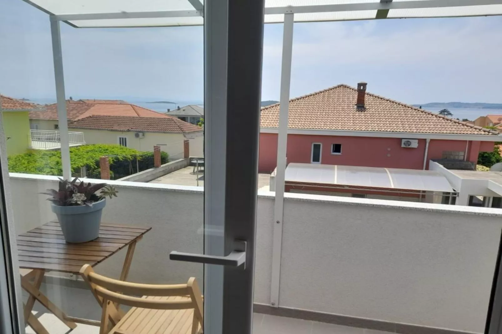 Peaceful Apartments Harfa- One Bedroom Apartment with Balcony and Partial Sea View 2 - Terrasbalkon
