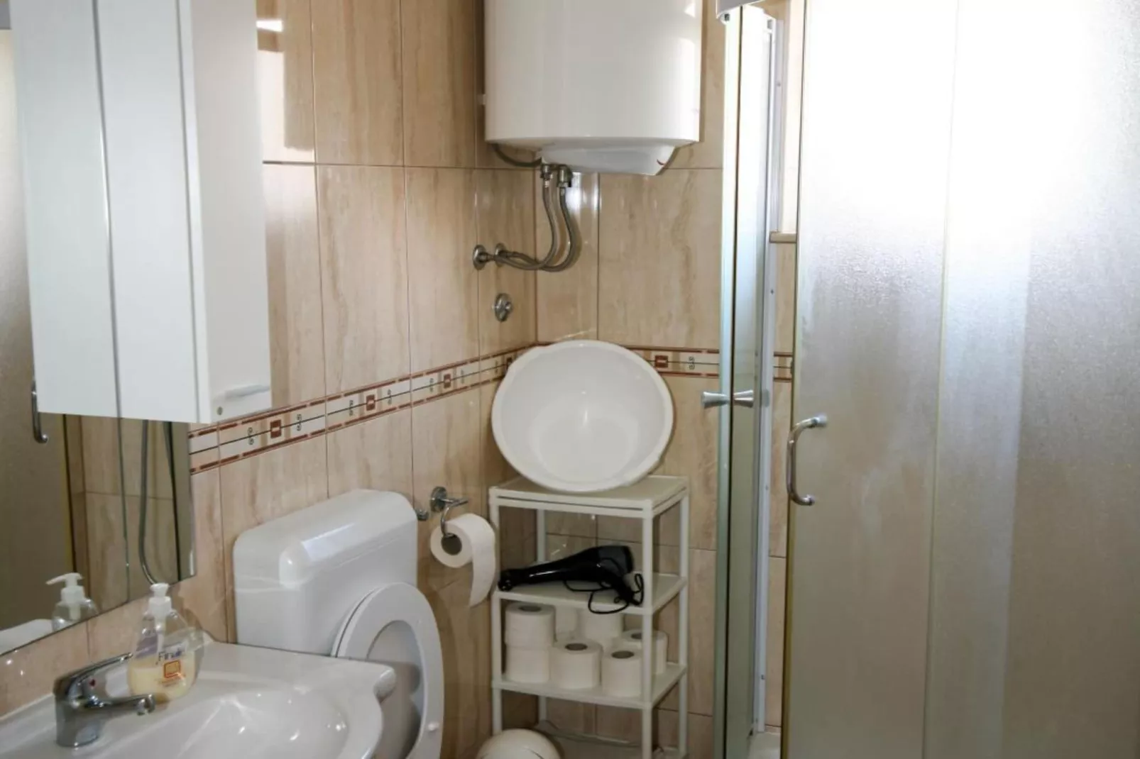 Spacious Beachfront Apartment Ciovo - Four Bedroom Apartment with Sea View - Badkamer