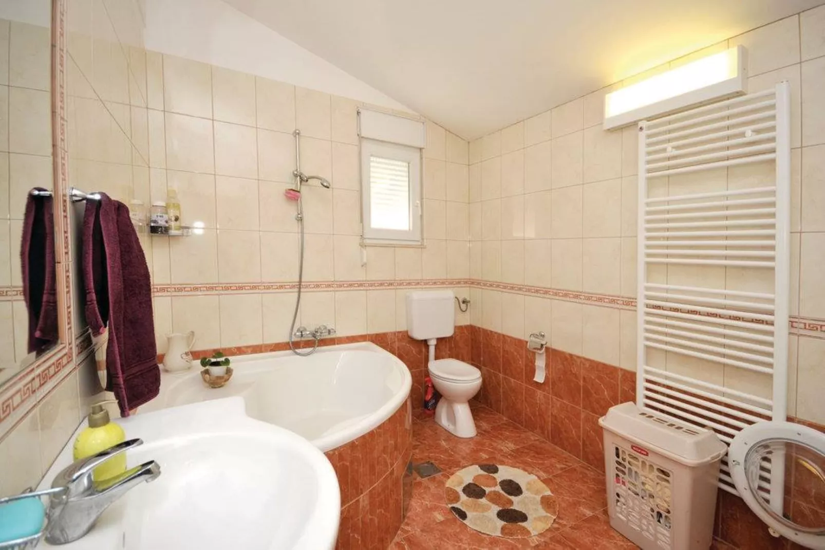 Chic and Stylish Kastel Novi Apartment with Pool - Five Bedroom Apartment With Pool - Badkamer