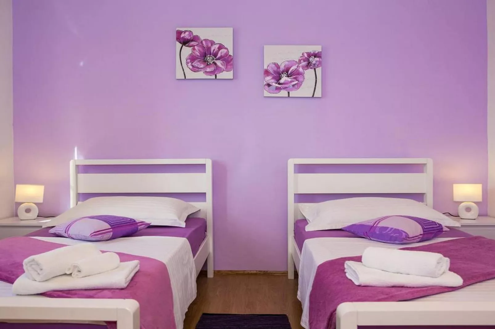 Spacious Holiday Home with Pool and Hot Tub in Kastel Stari - Four Bedroom Holiday Home with Pool - Slaapkamer