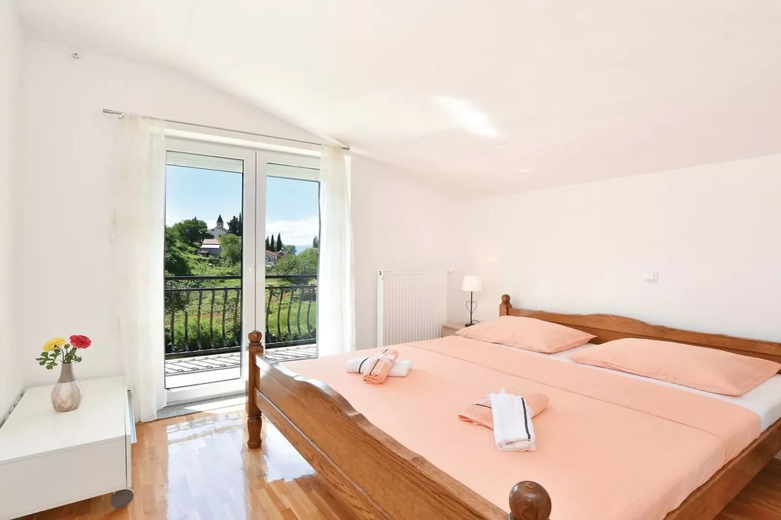 Serene Villa with Pool, BBQ, and Authentic Tavern Surrounded by Nature - Five Bedroom Holiday Home - Slaapkamer
