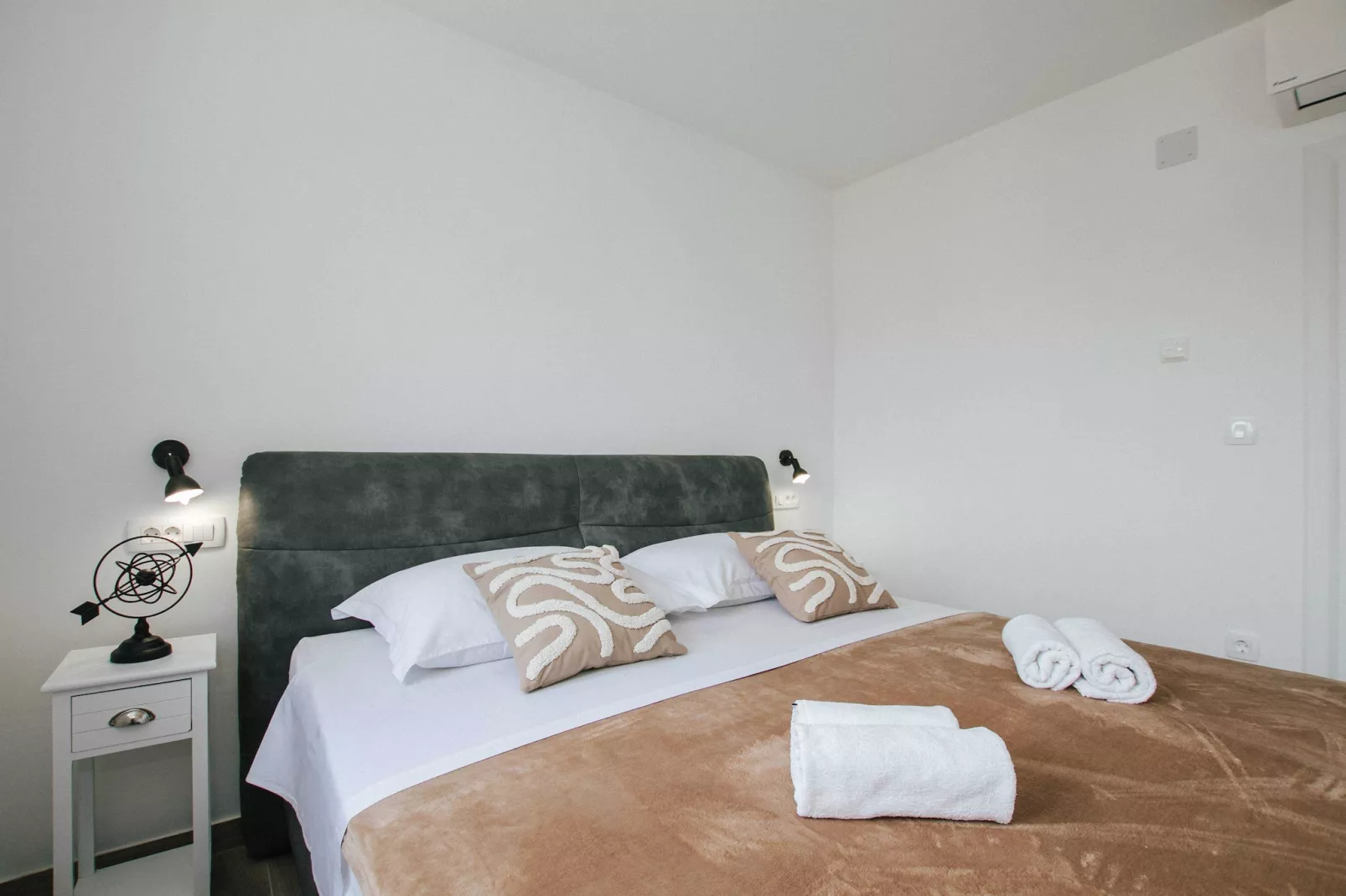 Spacious Luxury Trogir Apartments - Classic Two Bedroom Apartment (Coral) - Slaapkamer