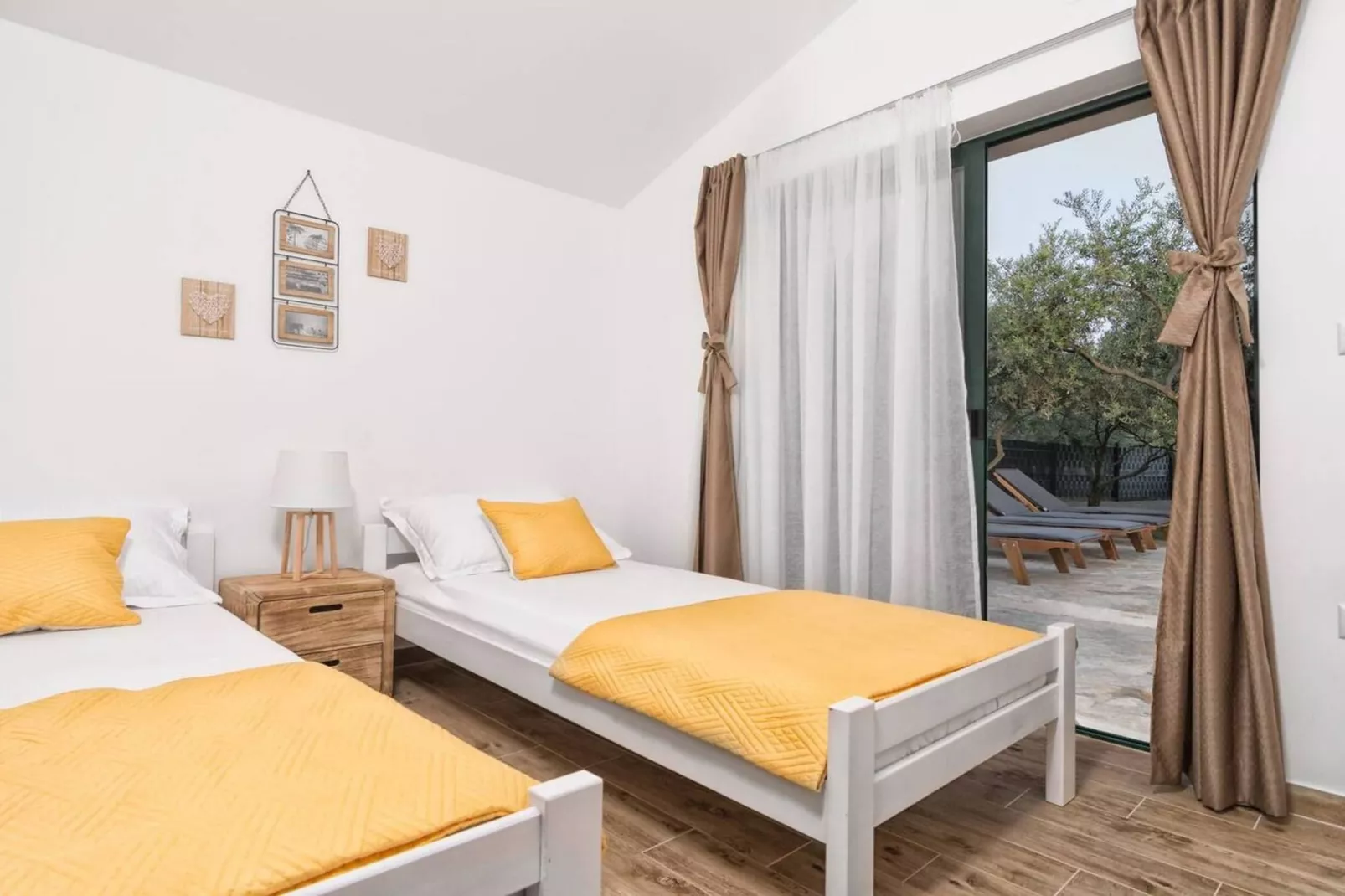 Hidden Gem Holiday Home with Pool in Kastel Stafilic - Two Bedroom Holiday Home with Pool - Slaapkamer