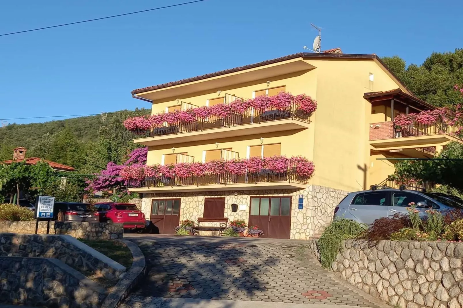 Scenic Retreat Rooms and Family Apartments - One Bedroom Apartment with Terrace - Buitenlucht