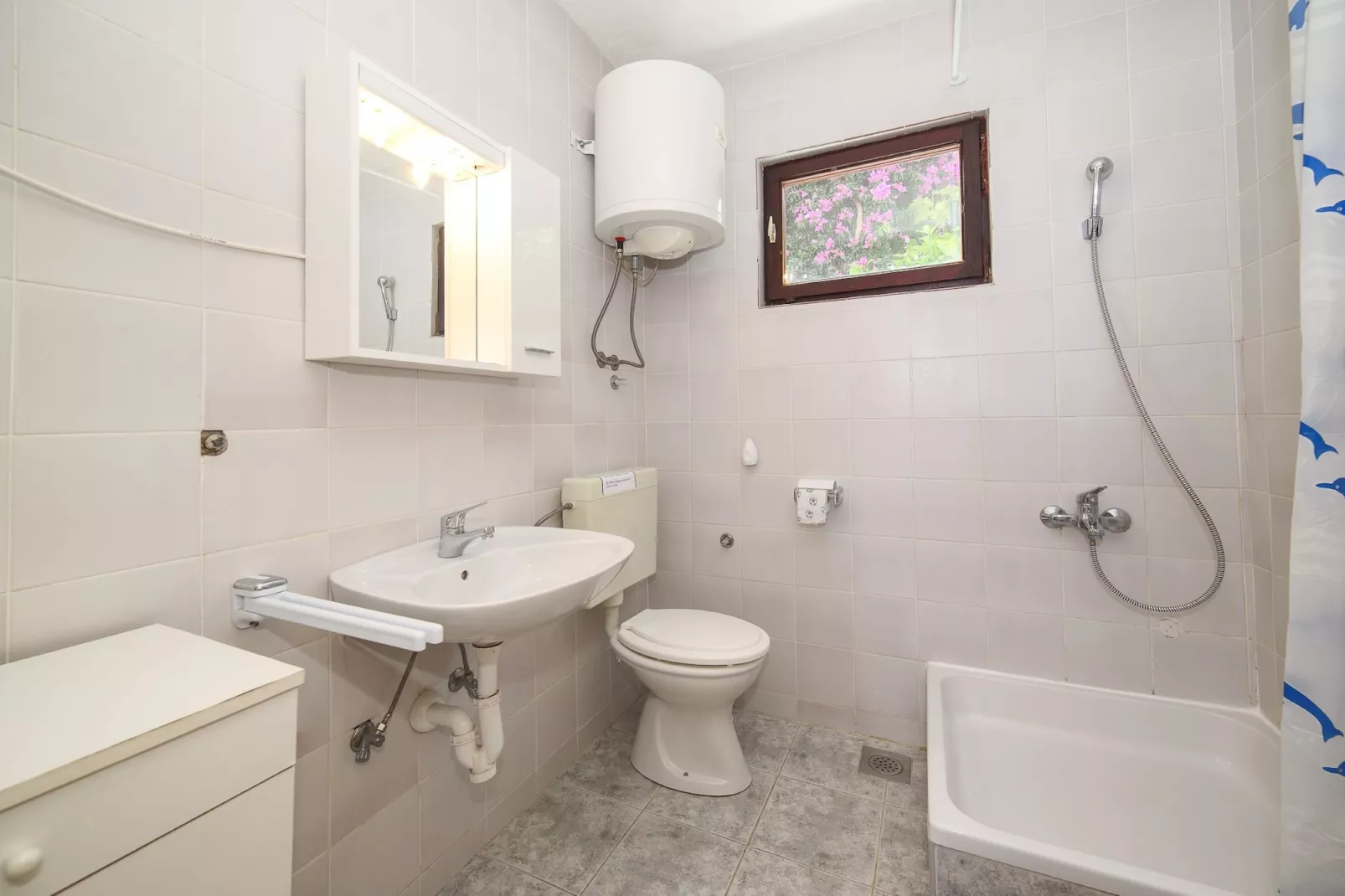 Cozy Beachfront Holiday Home Slatine - Five Bedroom Holiday Home with Terrace and Sea View - Badkamer