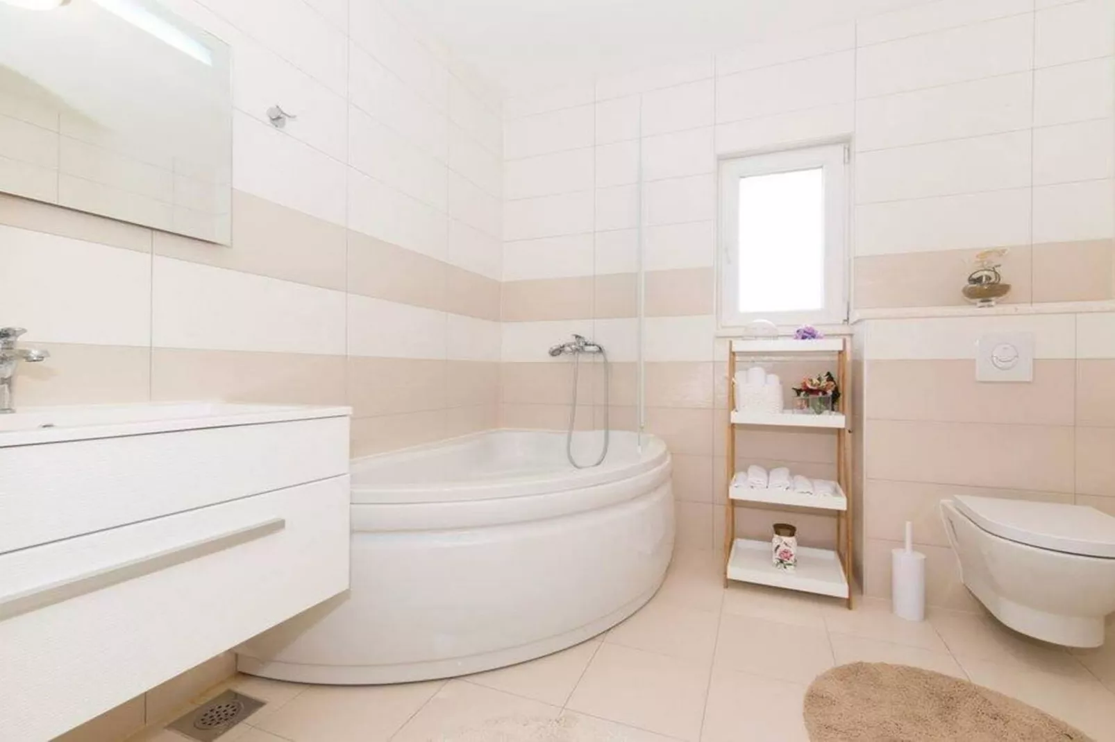 Peaceful Escape with Mountain Views, Heated Pool and Modern Amenities in Radošić - Four Bedroom Villa - Badkamer