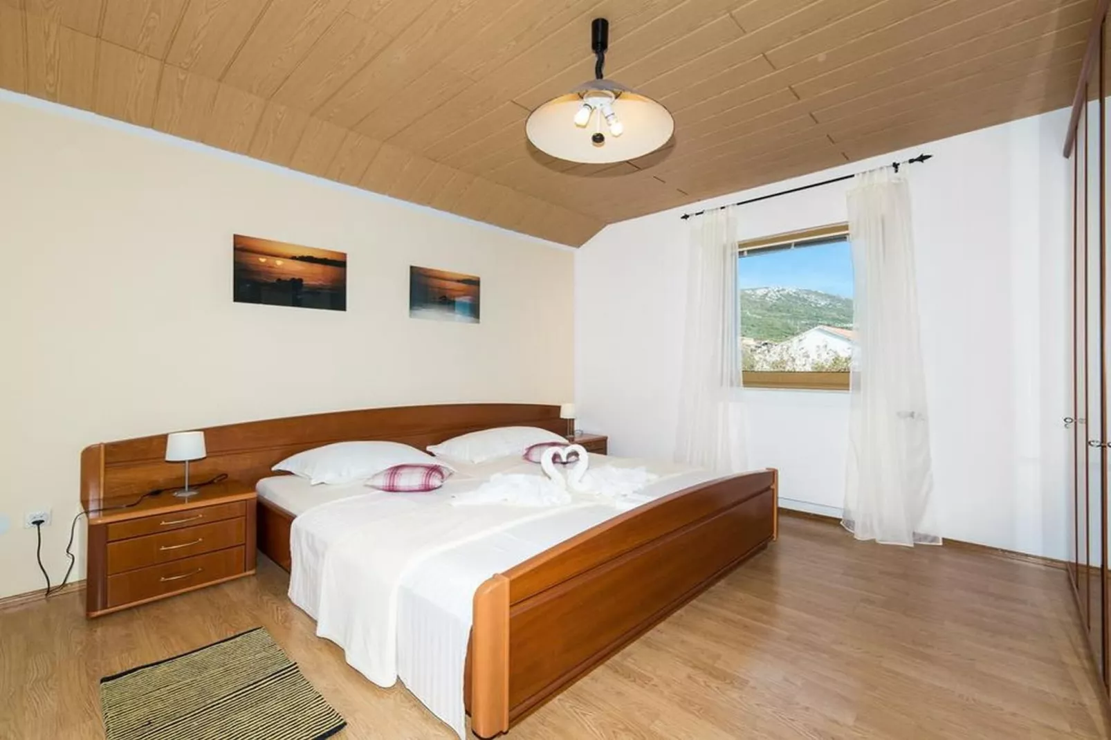 Spacious Holiday Home with Pool and Hot Tub in Kastel Stari - Four Bedroom Holiday Home with Pool - Slaapkamer