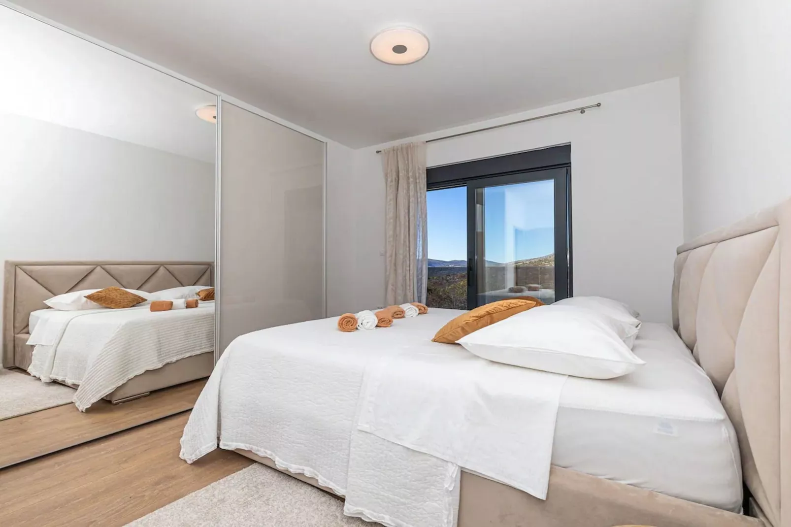 Luxurious Sanctuary Villa Primorski Dolac with Pool - Three Bedroom Villa with Pool - Slaapkamer