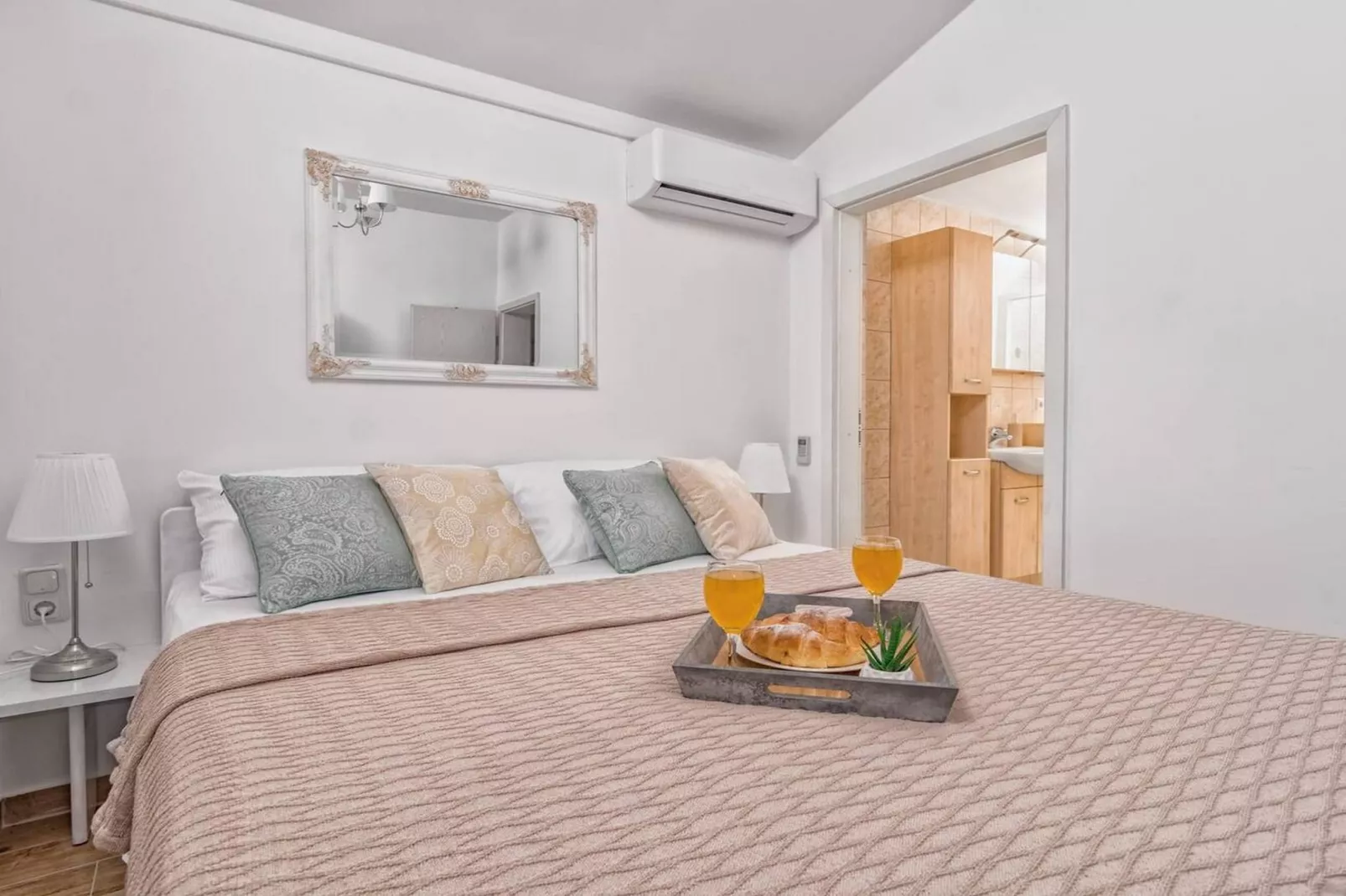 Hidden Gem Holiday Home with Pool in Kastel Stafilic - Two Bedroom Holiday Home with Pool - Slaapkamer