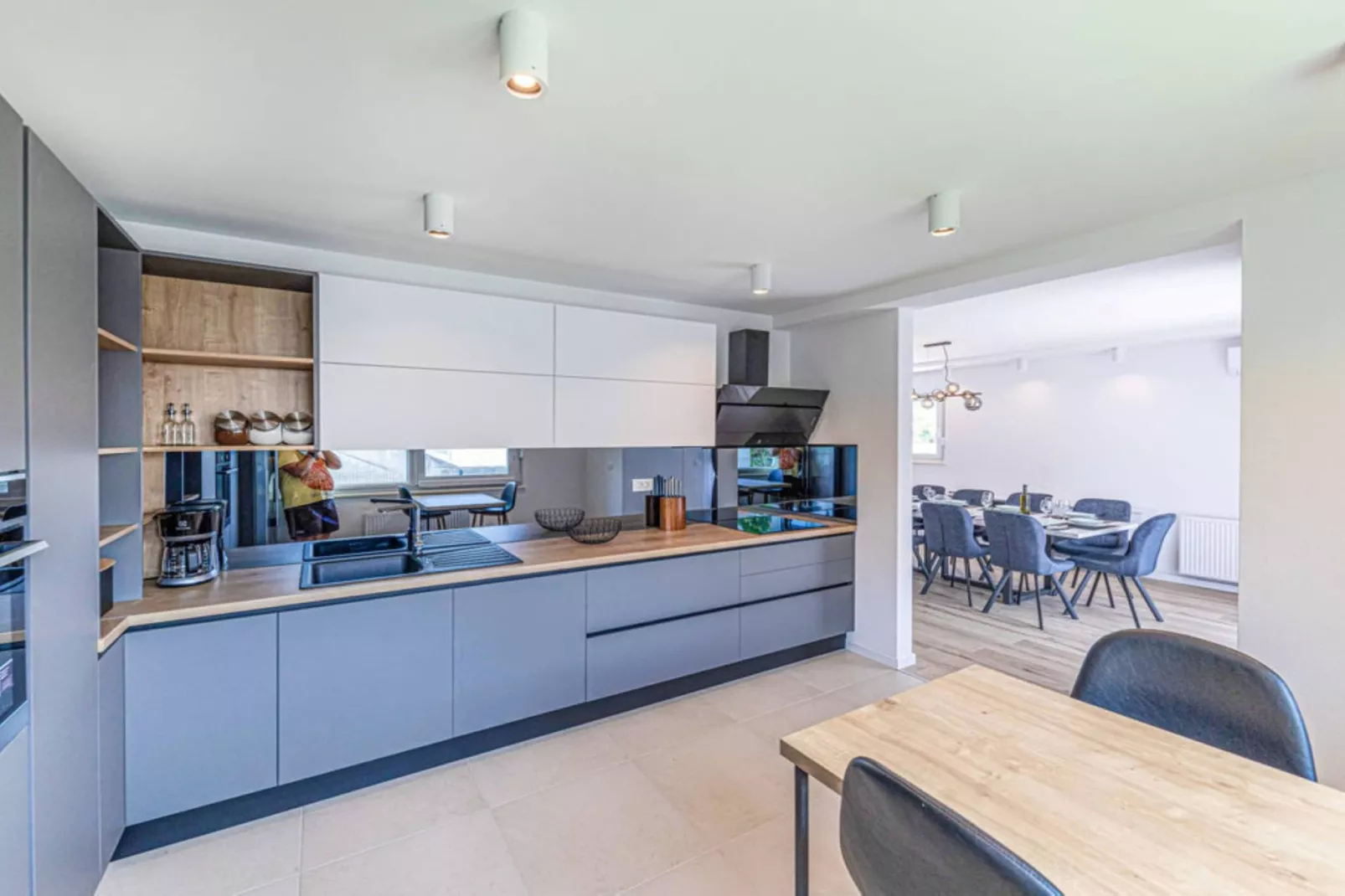 Expansive Retreat with Private Pool & BBQ, Near the Beach - Six Bedroom Villa - Keuken