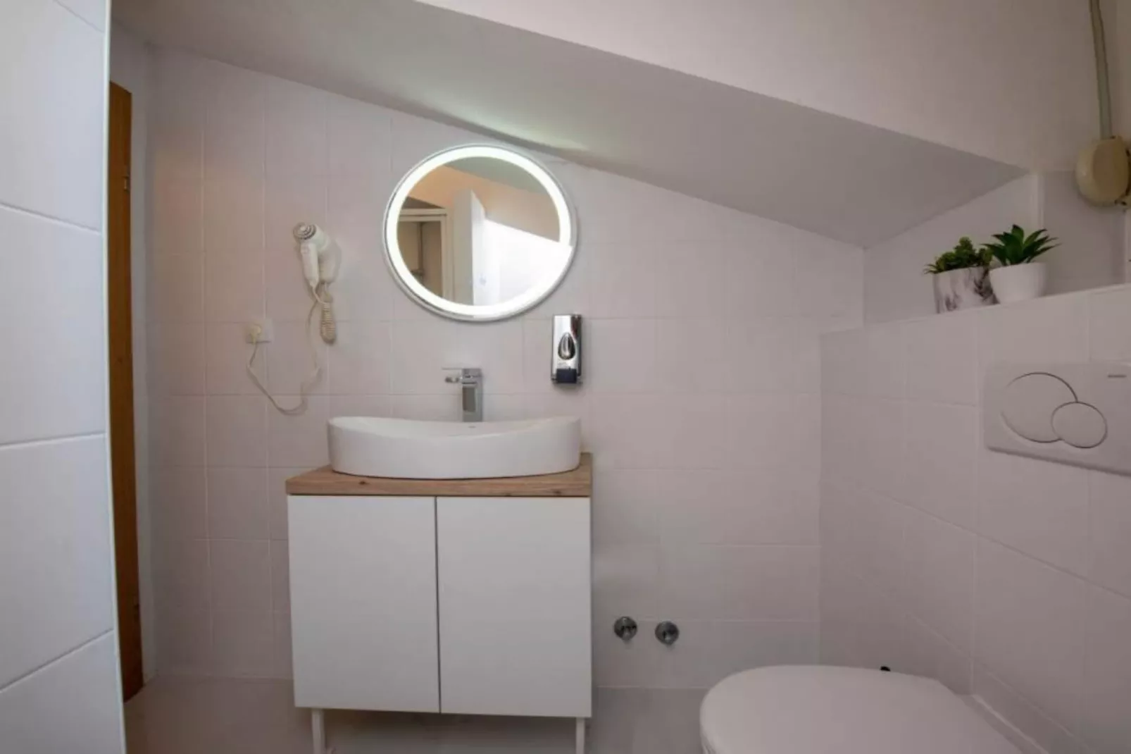 Villa Tomi- Classic Double Room With Sea View (9) - Badkamer