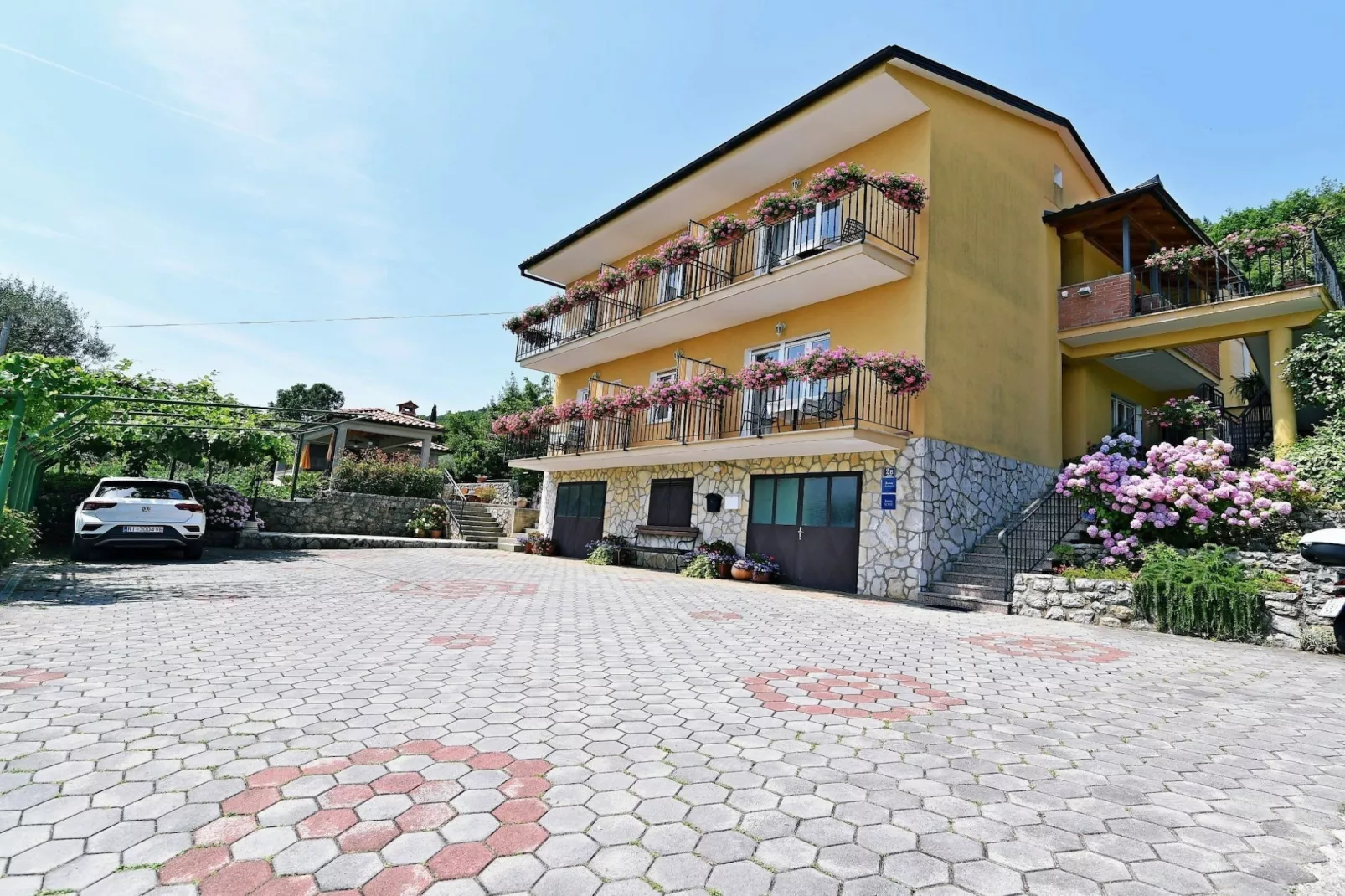 Scenic Retreat Rooms and Family Apartments - One Bedroom Apartment with Terrace - Buitenlucht