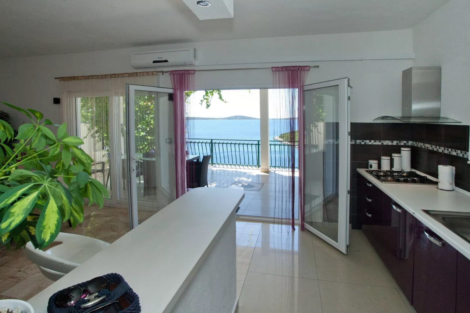 Wonderful Visinisce Apartments with Terrace and Sea Views - Standard Two Bedroom Apartment  (Owner 1) - Keuken