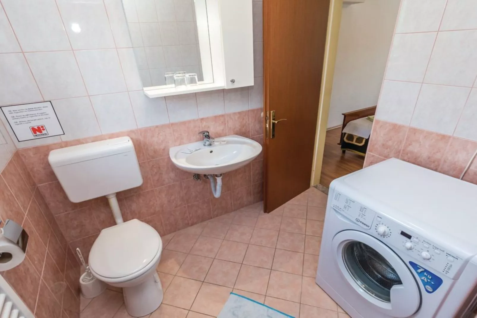 Scenic Seafront Brsec Apartment - Three Bedroom Apartment  with Terrace - Badkamer