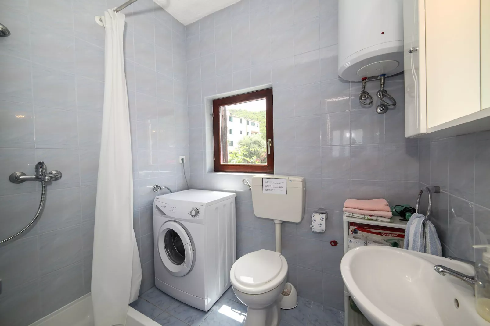 Cozy Beachfront Holiday Home Slatine - Five Bedroom Holiday Home with Terrace and Sea View - Badkamer