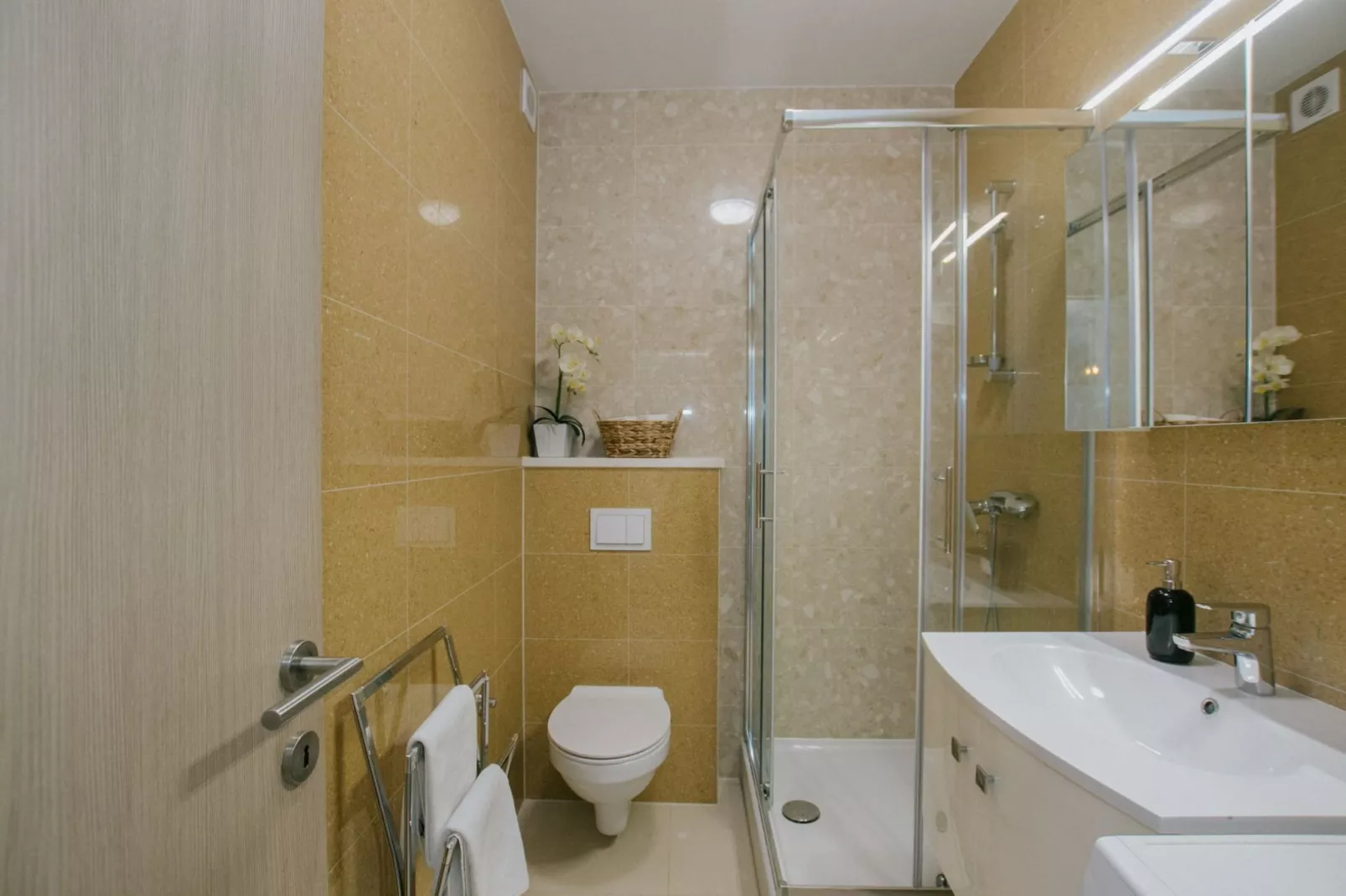 Scenic Sea View Apartment Trogir - Two Bedroom Apartment with Balcony and Sea View - Badkamer