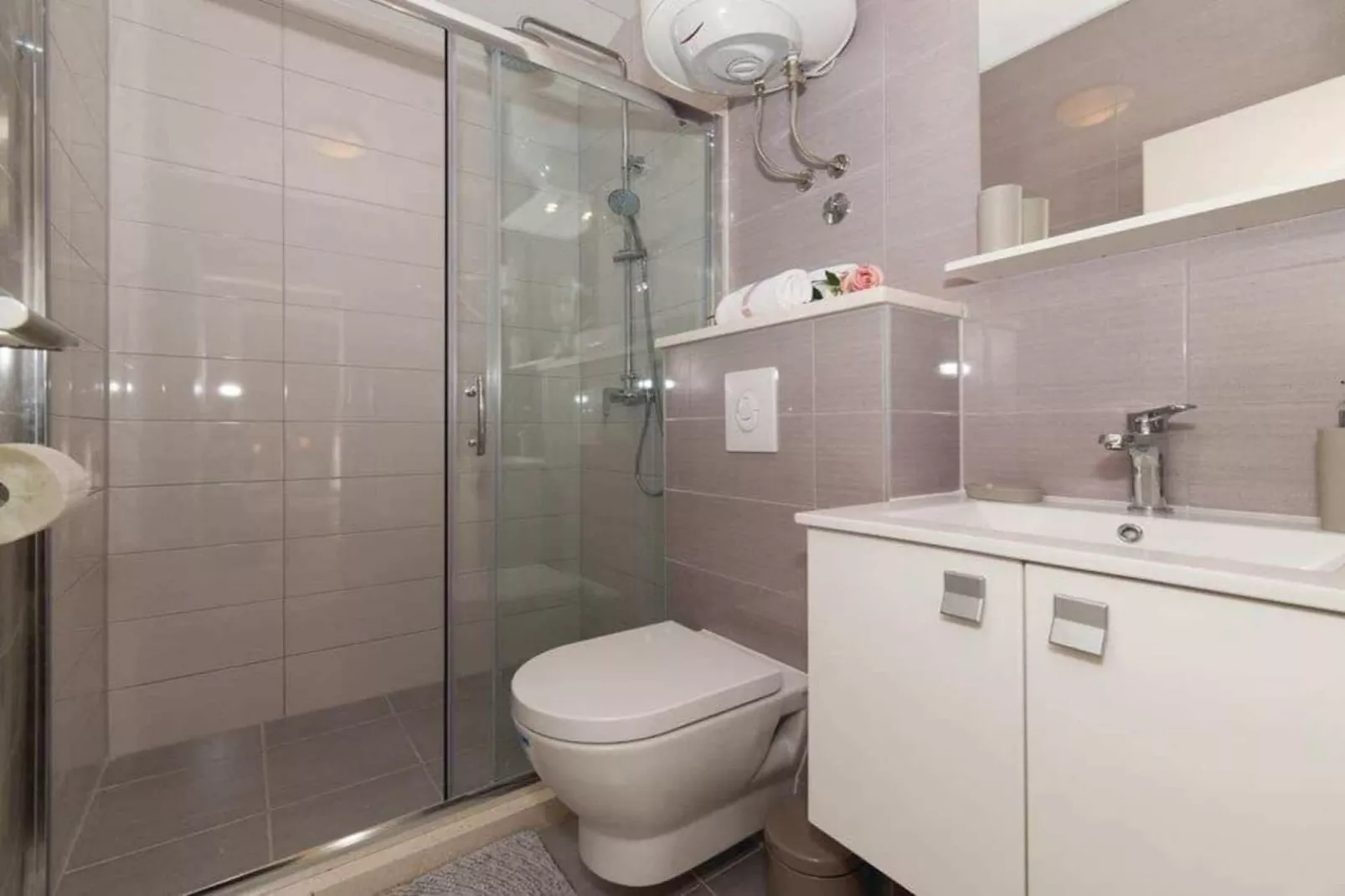 Peaceful Escape with Mountain Views, Heated Pool and Modern Amenities in Radošić - Four Bedroom Villa - Badkamer