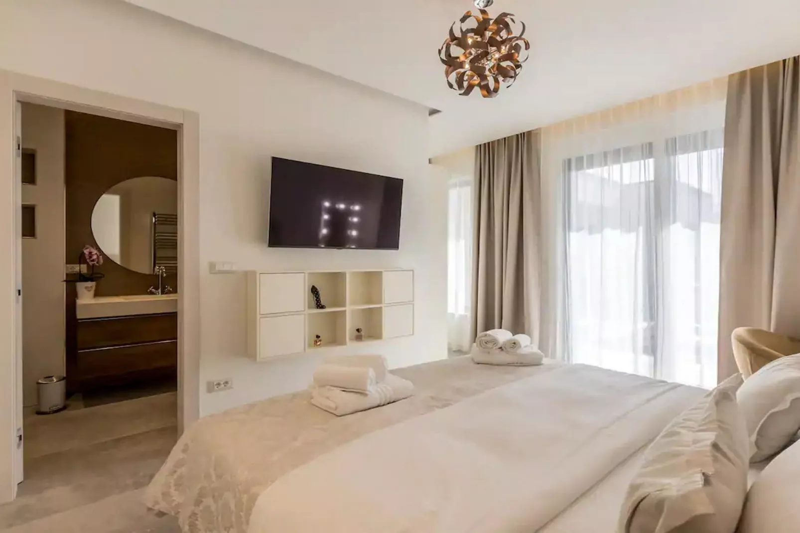 Sophisticated Oasis Residence Villa with Pool - Three Bedroom Villa with Pool - Slaapkamer
