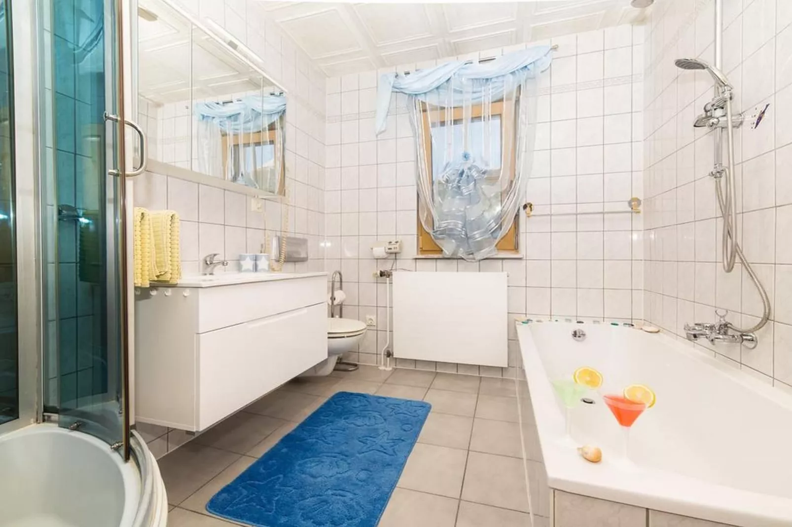 Spacious Holiday Home with Pool and Hot Tub in Kastel Stari - Four Bedroom Holiday Home with Pool - Badkamer