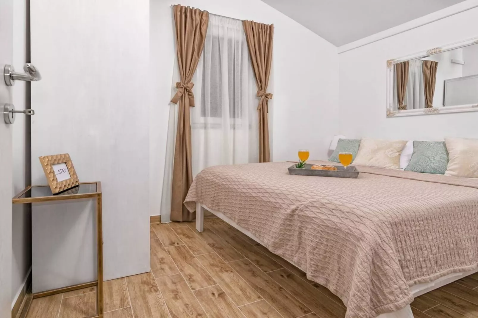 Hidden Gem Holiday Home with Pool in Kastel Stafilic - Two Bedroom Holiday Home with Pool - Slaapkamer