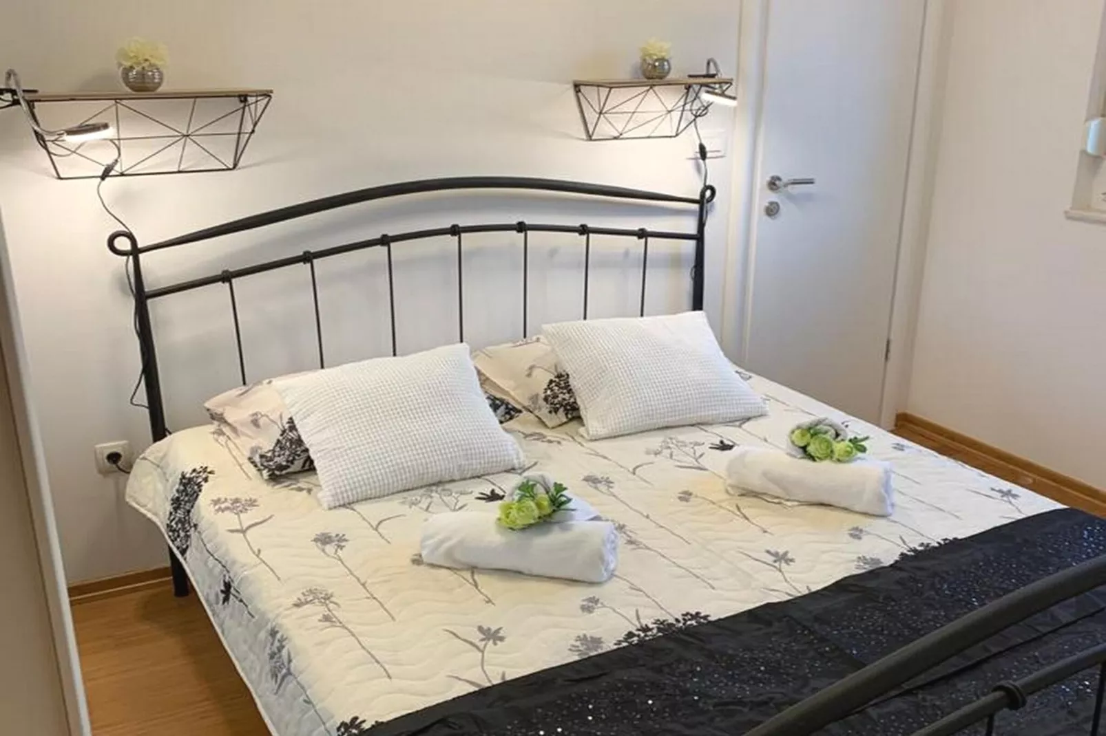 Luxury Apartment Okrug Gornji with Sea View and Pool - Three Bedroom Apartment with Sea View and Pool - Slaapkamer