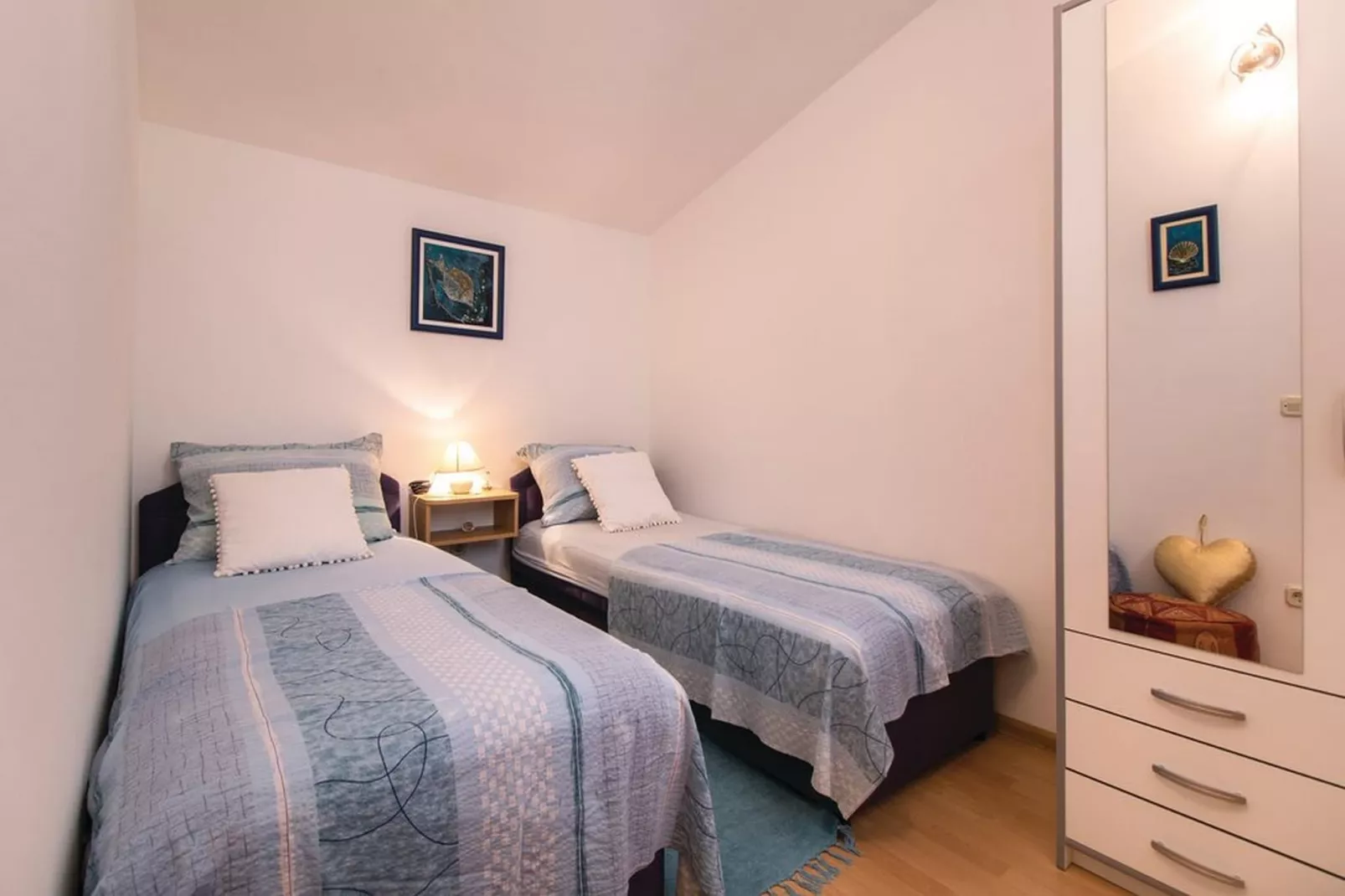 Picturesque Escape Holiday Home with Pool and Sauna - Four Bedroom Holiday Home with Sauna and Pool - Slaapkamer