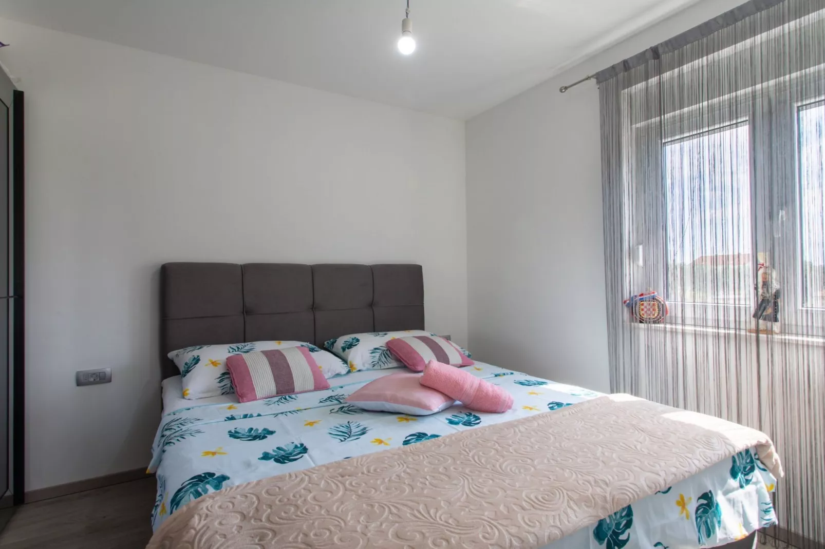 Trendy and Chic Apartment with Terrace and Private Garden - One Bedroom Apartment - Slaapkamer