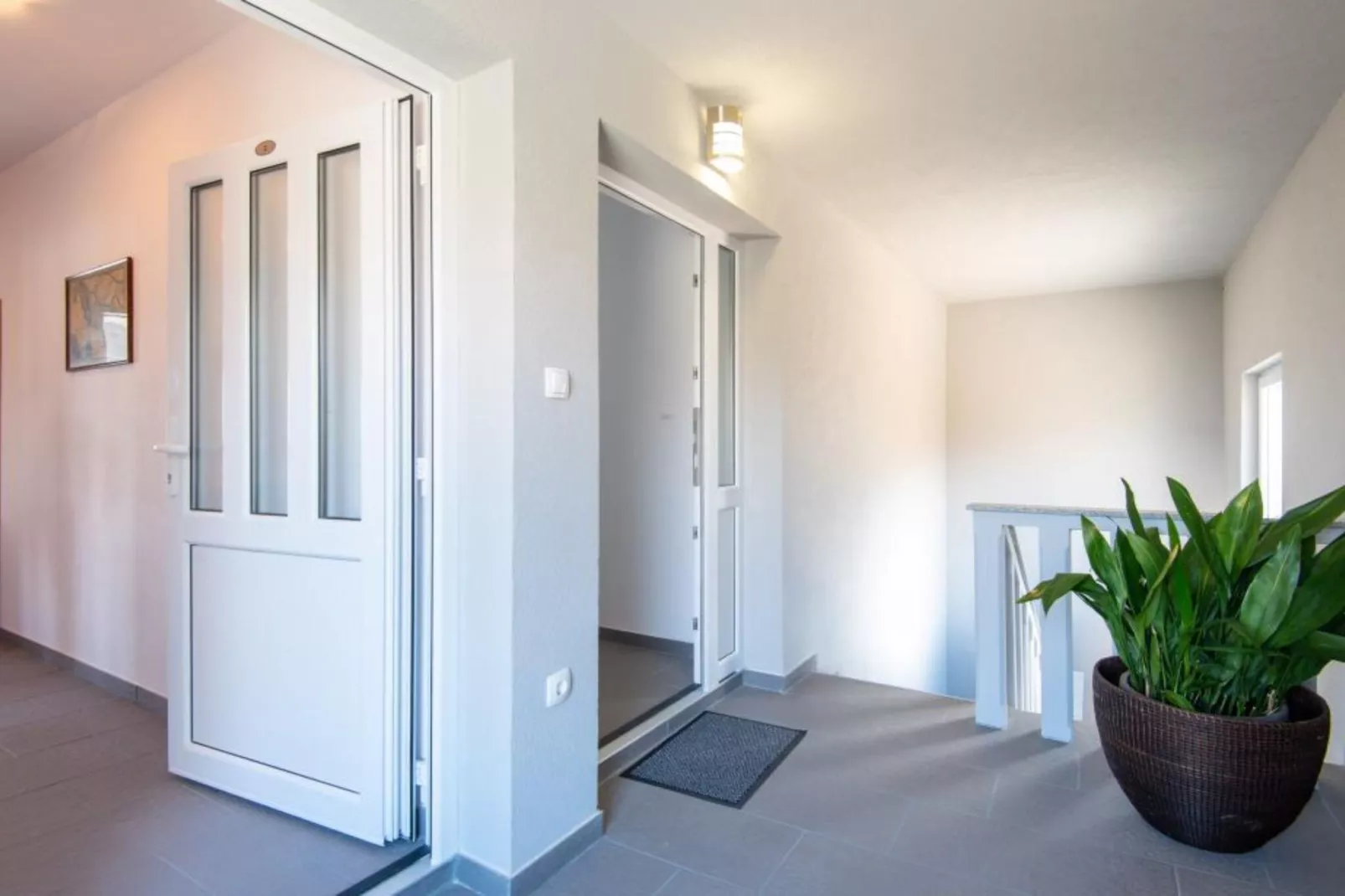 Peaceful Apartments Harfa- One Bedroom Apartment with Balcony and Partial Sea View 2 - Binnen