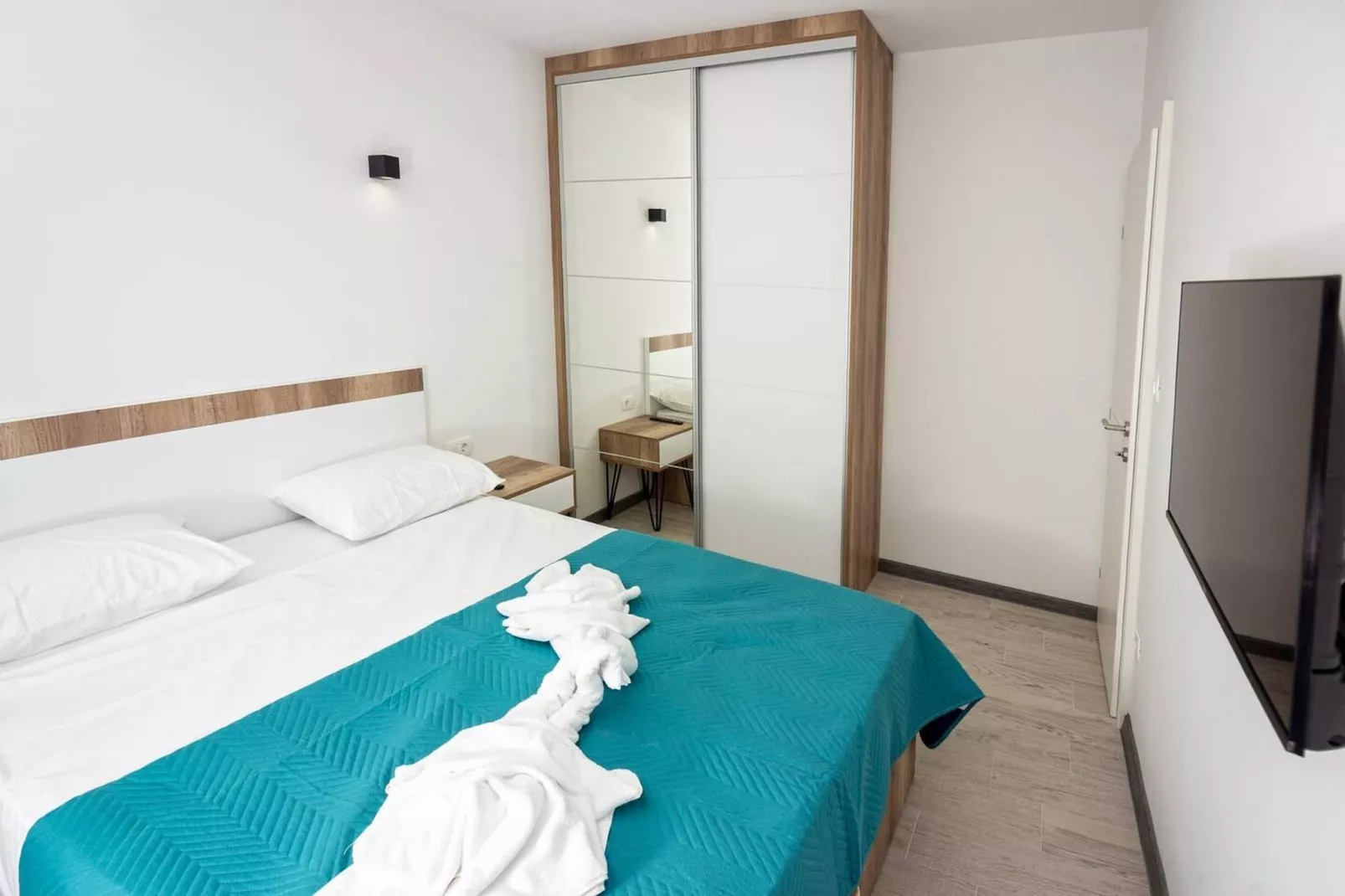 Modern Apartments with Private Balcony - Deluxe One Bedroom Apartment (Owner S3) - Slaapkamer