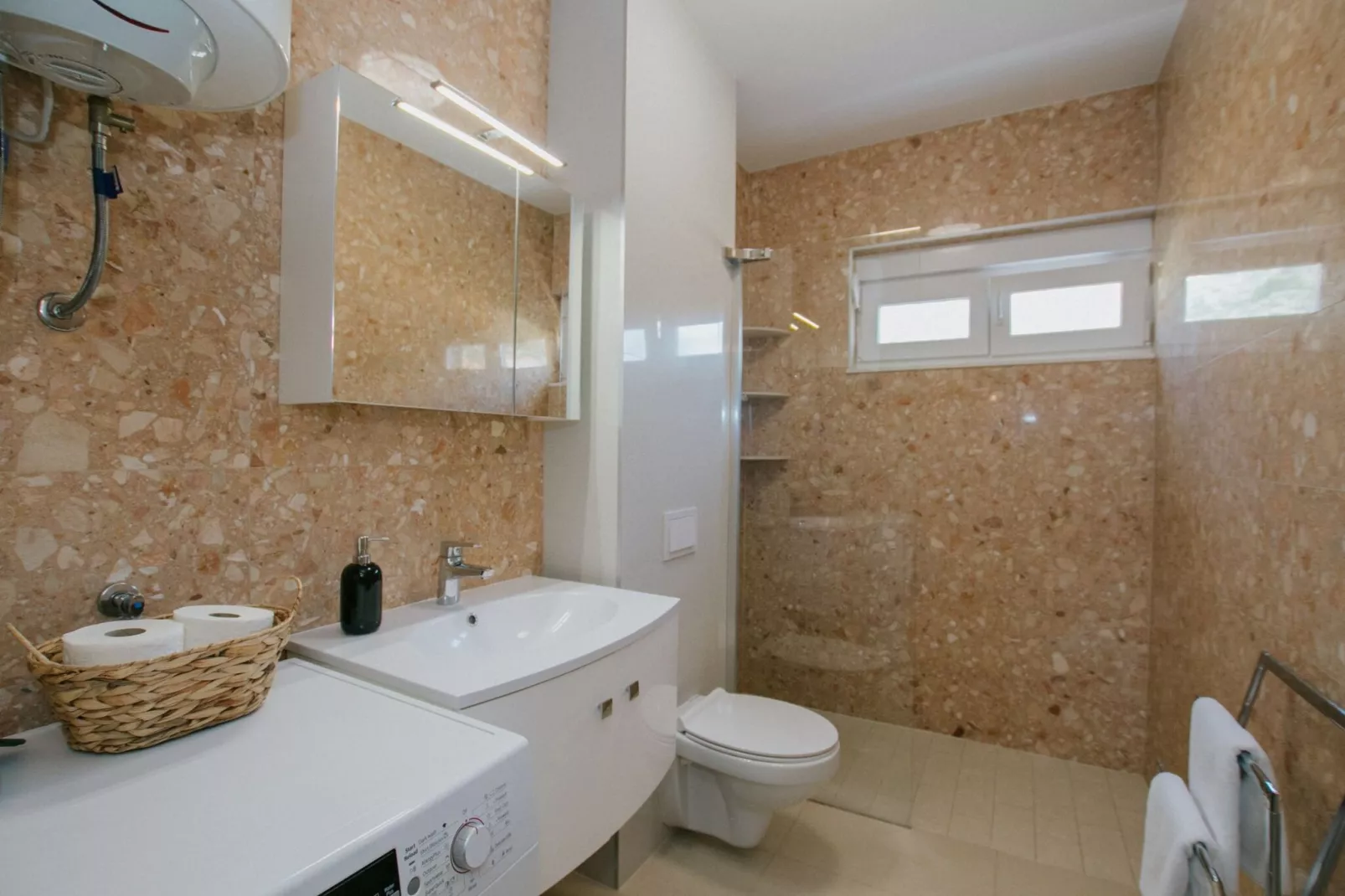 Scenic Sea View Apartment Trogir - Two Bedroom Apartment with Balcony and Sea View - Badkamer