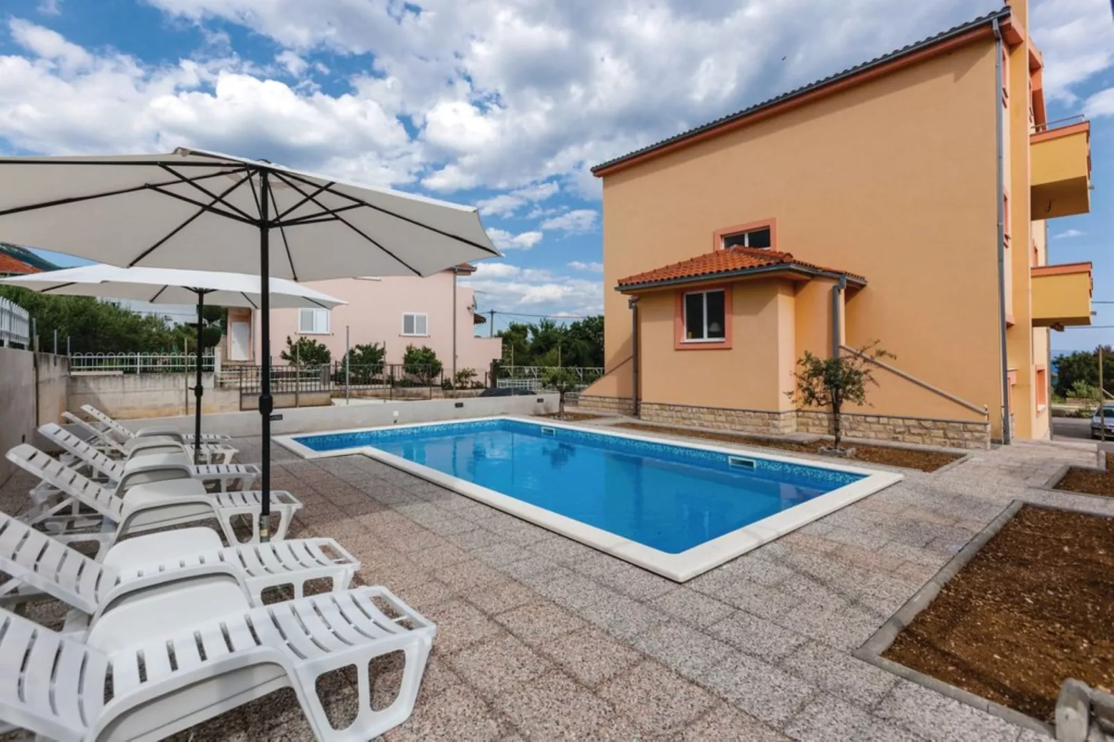 Chic and Stylish Kastel Novi Apartment with Pool - Five Bedroom Apartment With Pool - Zwembad