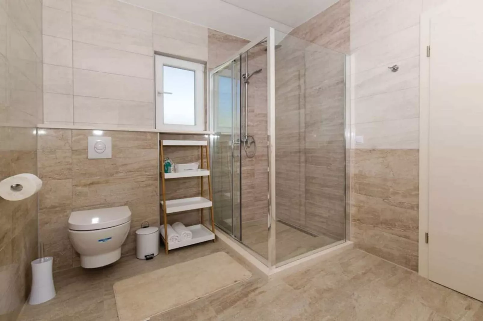 Peaceful Escape with Mountain Views, Heated Pool and Modern Amenities in Radošić - Four Bedroom Villa - Badkamer