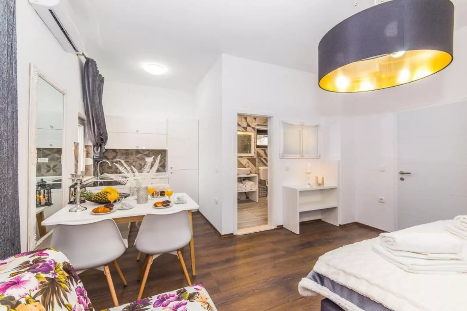 Charming Villa with Outdoor Pool, BBQ, and Sun Deck in Tranquil Kaštela Area - Five bedroom Villa - Slaapkamer