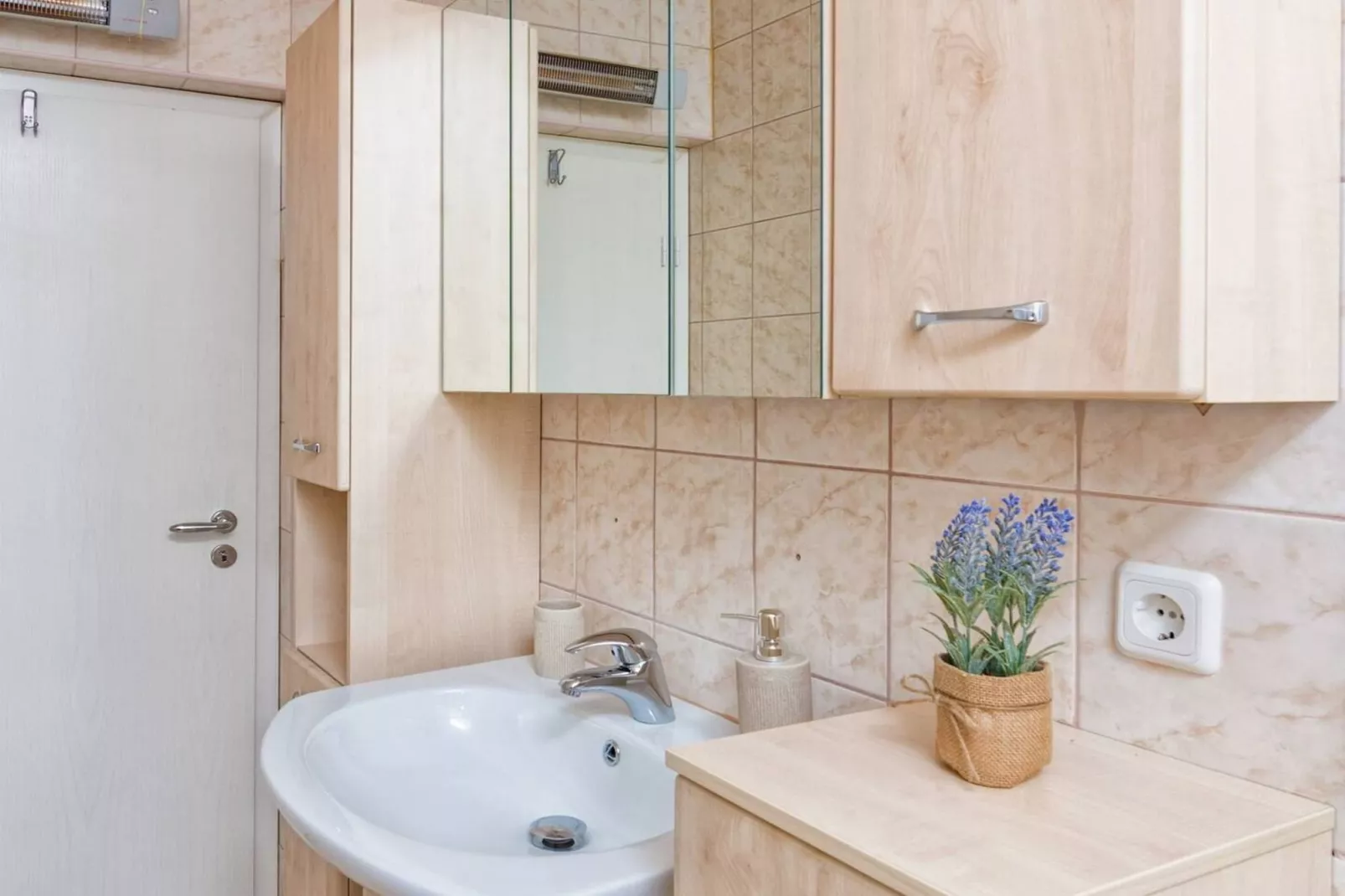 Hidden Gem Holiday Home with Pool in Kastel Stafilic - Two Bedroom Holiday Home with Pool - Badkamer