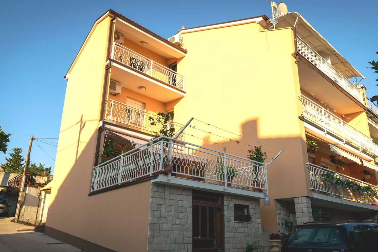 Scenic and Sunny Apartments with Sea View and Balcony - Two Bedroom Apartment with Balcony (owner veliki) - Buitenlucht