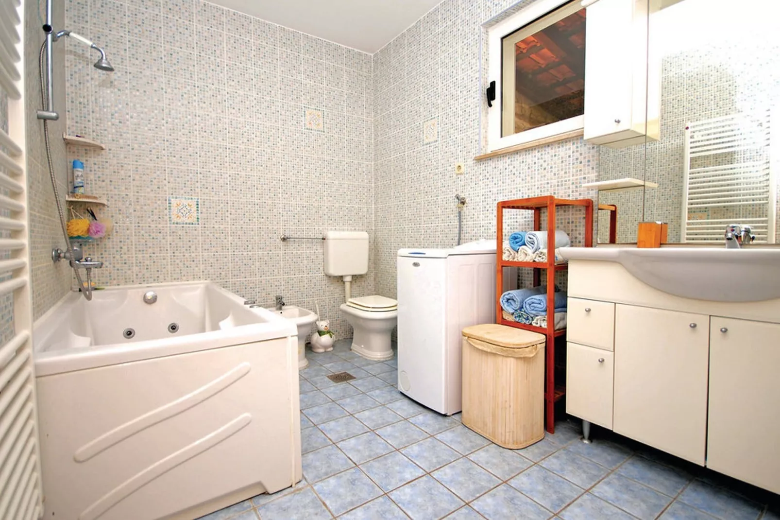 Picturesque Escape Holiday Home with Pool and Sauna - Four Bedroom Holiday Home with Sauna and Pool - Badkamer