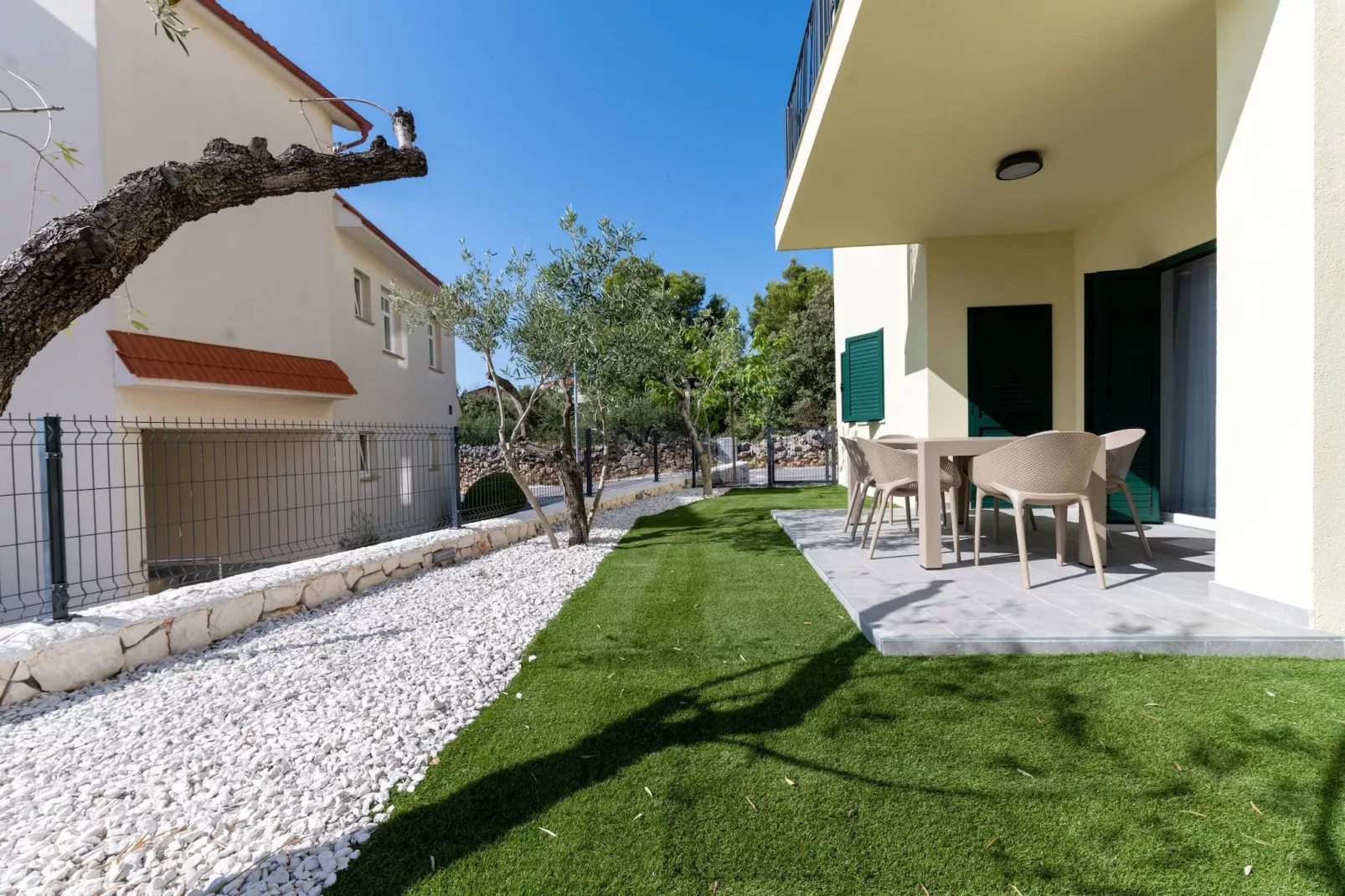 Luxury Living at Horizon Retreat - Premium Two Bedroom Apartment (owner West S5) - Tuinen zomer
