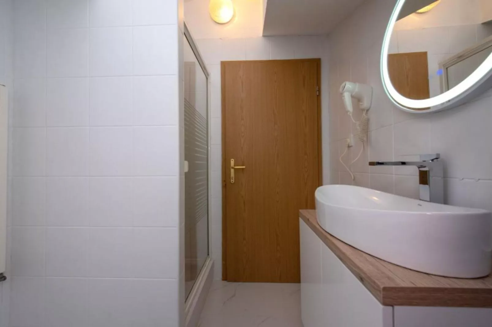 Villa Tomi - Double Room With Sea View (3) - Badkamer