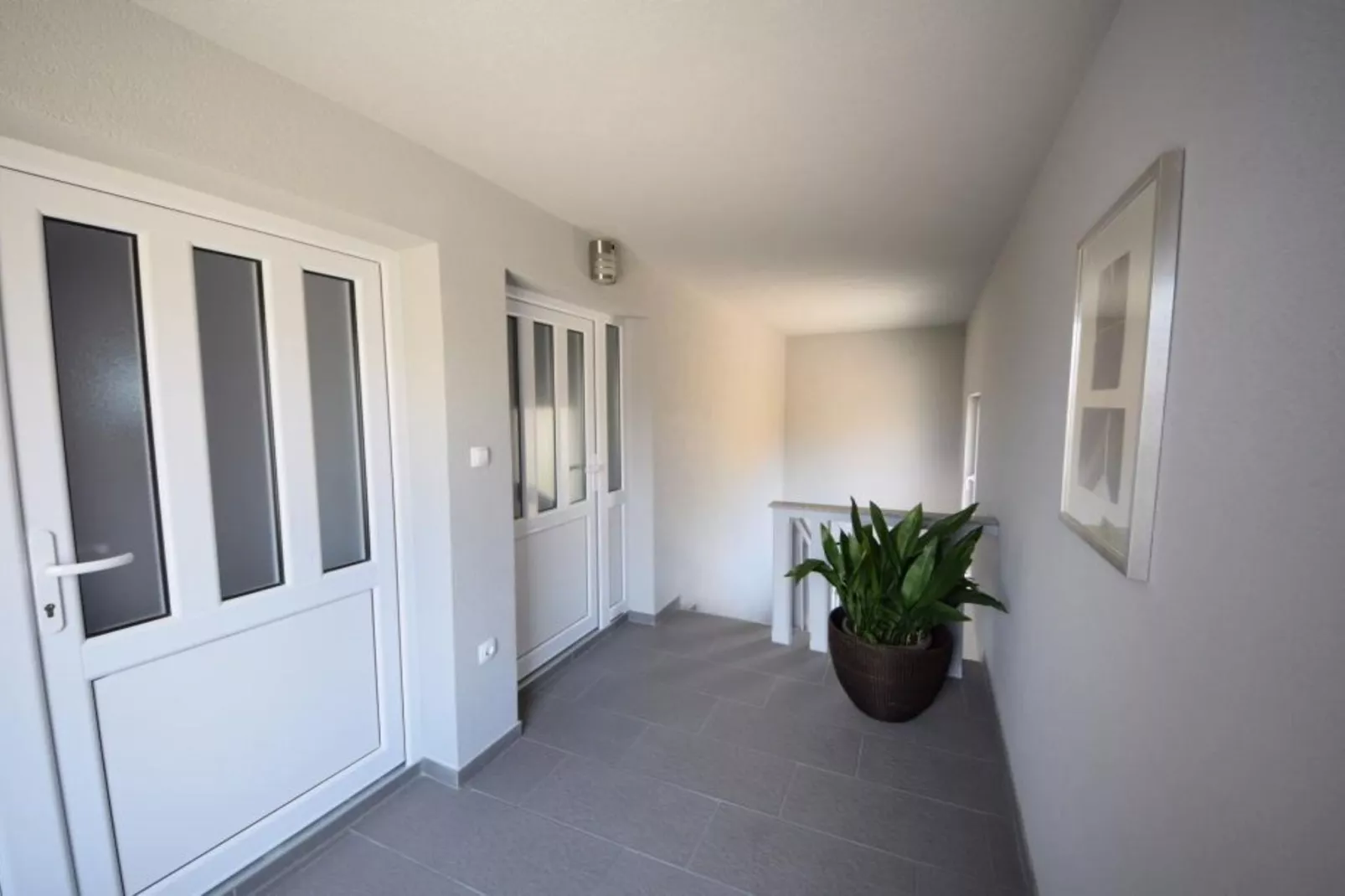 Peaceful Apartments Harfa- One Bedroom Apartment with Balcony and Partial Sea View 2 - Binnen