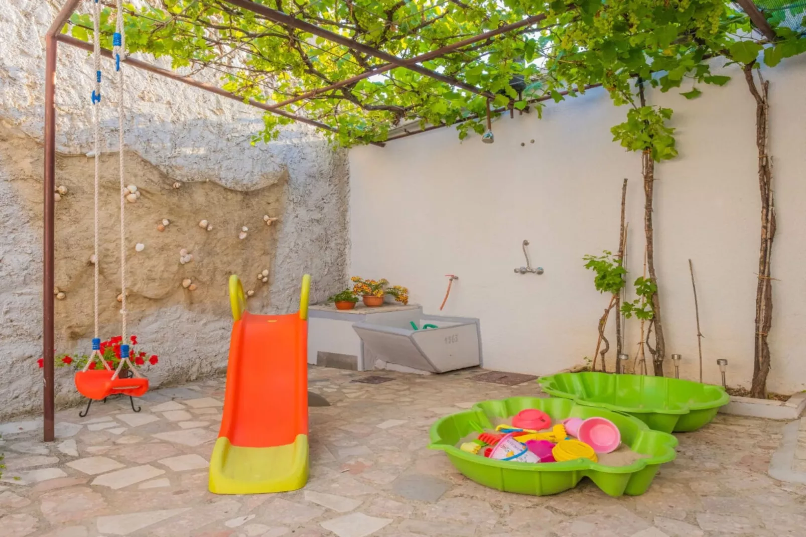 Exquisite Holiday Home with Private Pool and Sauna - Three Bedroom Holiday Home - Buitenlucht