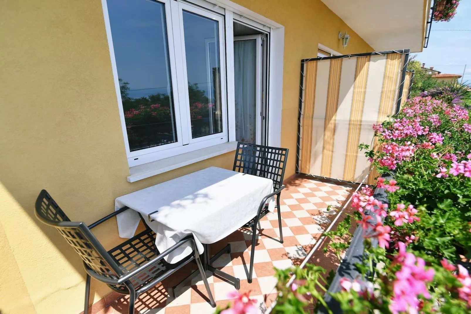 Scenic Retreat Rooms and Family Apartments - One Bedroom Apartment with Terrace - Terras